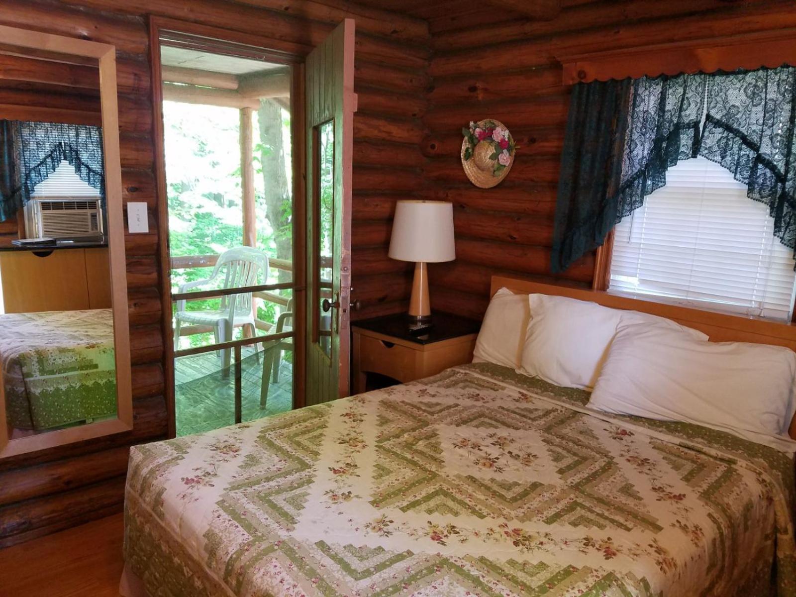 Seven Dwarfs Cabin - On The Brook Cabins Lake George Exterior foto